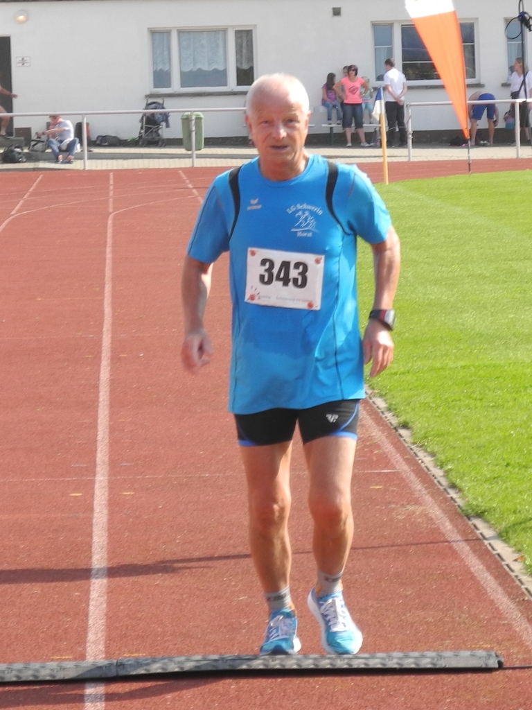 M70-Läufer Horst Schöne nach 15km im Ziel