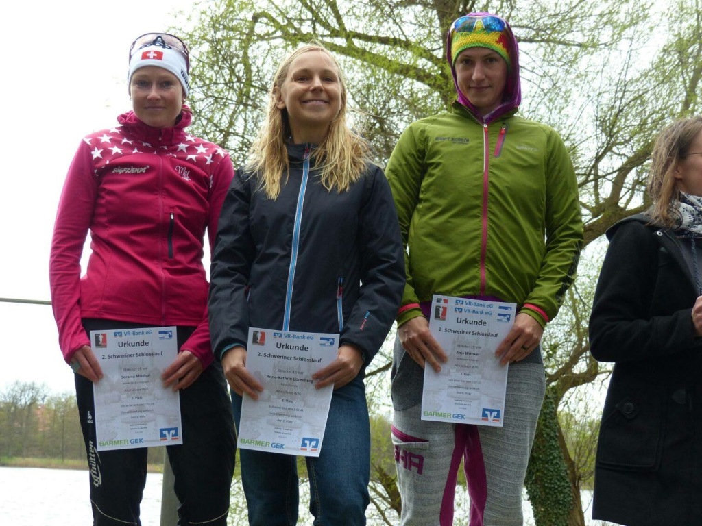 v.l. Gesamtsiegerin Seraina Mischol (W35), W20-Siegerin Anne-Kathrin Litzenberg und W30-Siegerin Anja Wittwe