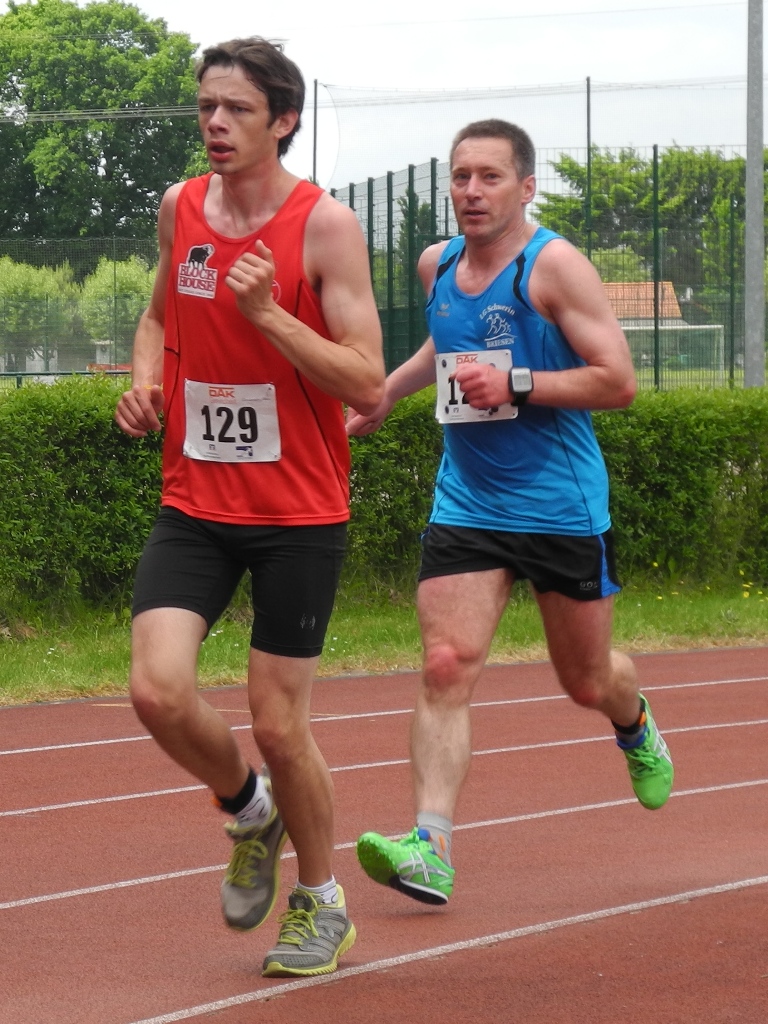 Christian Briesen (in blau) 44.Platz gesamt 10.Platz M45 43:08,79 min