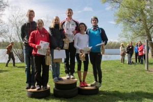 Siegerehrung Gesamtwertung  v.l.n.r. Die Zweiten Nils Schmiedeberg (Tri Fun Güstrow) und  Angelika Schlender-Kamp (HSV Neubrandenburg), die Sieger Anne-Kathrin Litzenberg (Tri Fun Güstrow) und Martin Pankow (TSG Wittenburg), die Dritten Silke Auktum (Schwerin) und Cornelius Wermann (Laufgruppe Schwerin e.V.)  